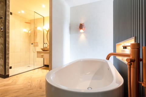 Royal Garden Suite | Bathroom | Free toiletries, towels
