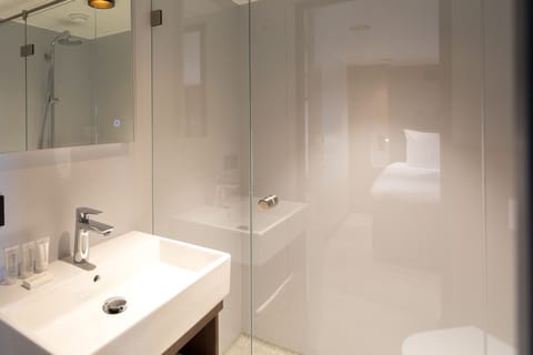 Deluxe Room | Bathroom | Shower, rainfall showerhead, towels