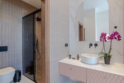 Executive Suite, Sea View (Outdoor Jetted Tub) | Bathroom | Shower, rainfall showerhead, designer toiletries, hair dryer