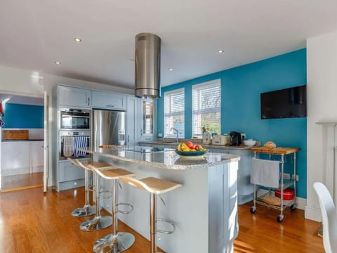 House | Private kitchen | Fridge, microwave, oven, stovetop