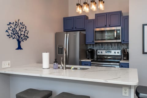 Condo, 1 Queen Bed with Sofa bed, Kitchen | Private kitchen | Fridge, microwave, oven, stovetop