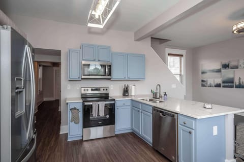 Condo, 1 Queen Bed with Sofa bed, Kitchen | Private kitchen | Fridge, microwave, oven, stovetop