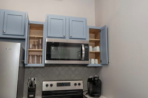 Condo, 1 Queen Bed with Sofa bed, Kitchen | Private kitchen | Fridge, microwave, oven, stovetop