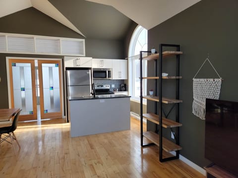 Deluxe Apartment | Private kitchen | Microwave, coffee/tea maker