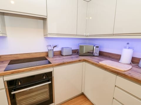 Cottage | Private kitchen | Fridge, electric kettle, toaster, cookware/dishes/utensils