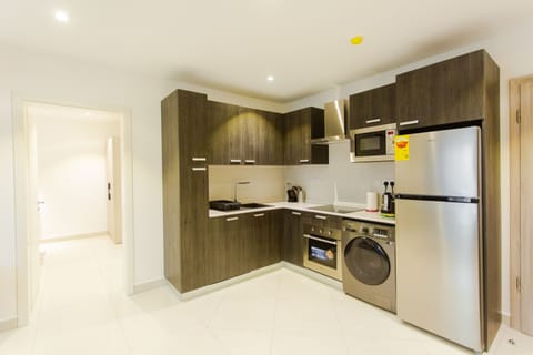 Premier Apartment, 1 Bedroom | Private kitchen | Fridge, microwave, oven, stovetop