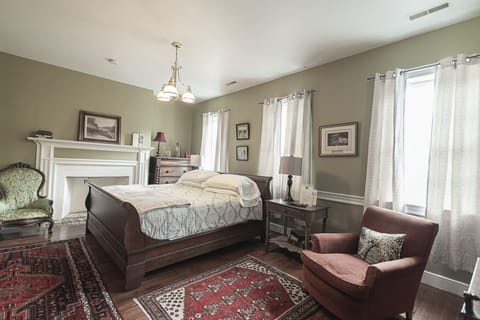 Deluxe Studio Suite, 1 King Bed | Premium bedding, memory foam beds, individually decorated