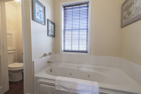 Deluxe Studio Suite, 1 King Bed | Bathroom | Hydromassage showerhead, free toiletries, hair dryer, towels