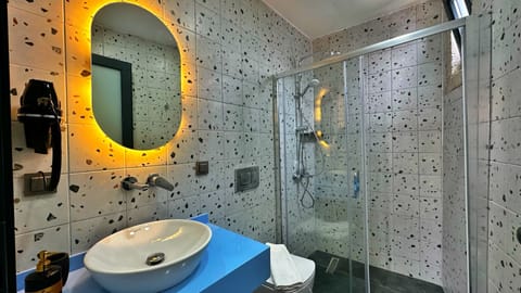 Superior Double Room | Bathroom | Shower, free toiletries, hair dryer, towels