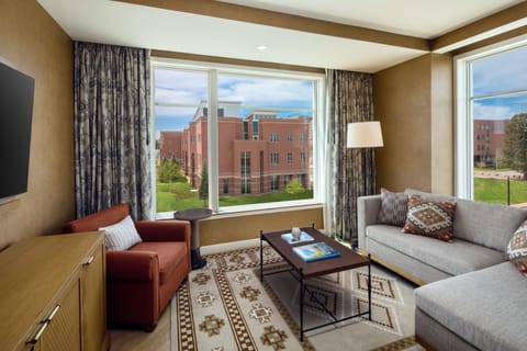 Suite (Rose Garden) | In-room safe, individually decorated, desk, laptop workspace