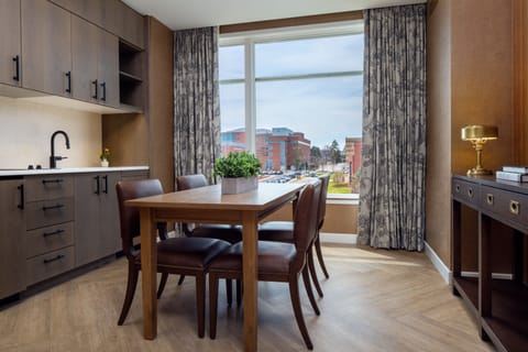 Suite (Rose Garden) | In-room safe, individually decorated, desk, laptop workspace