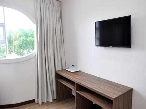 Deluxe Double Room | Living area | 32-inch flat-screen TV with cable channels, TV