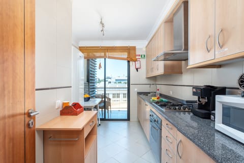 City Apartment | Private kitchen | Fridge, microwave, oven, stovetop