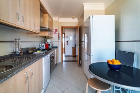 City Apartment | Private kitchen | Fridge, microwave, oven, stovetop