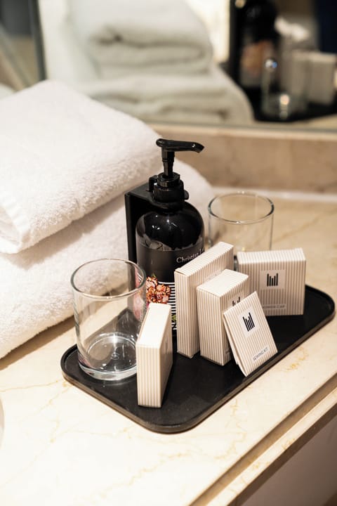 Combined shower/tub, free toiletries, hair dryer, towels