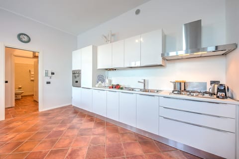 Standard Apartment, 2 Bedrooms, 2 Bathrooms, Lakeside (Incanto Sul Lago Pied Dans L' Eau) | Private kitchen | Fridge, oven, stovetop, coffee/tea maker