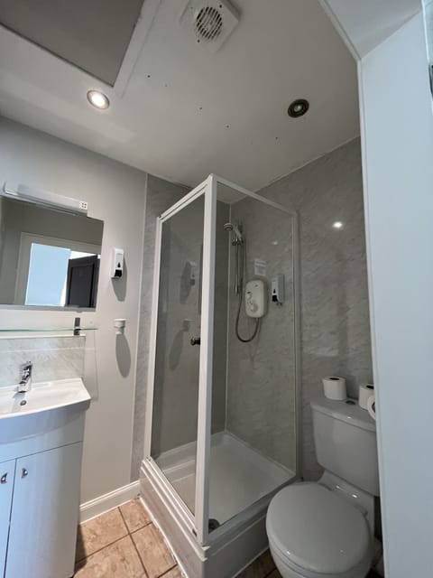 Family Room (4 beds) | Bathroom | Shower, free toiletries, hair dryer, towels