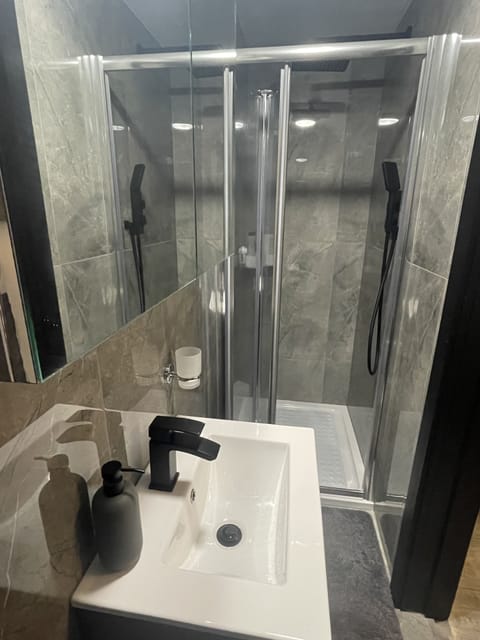 Comfort Double Room, Private Bathroom | Bathroom | Shower, hair dryer, towels