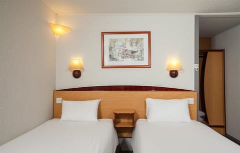 Standard Room, 2 Twin Beds | Desk, blackout drapes, iron/ironing board, free WiFi