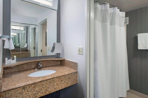 Combined shower/tub, hair dryer, towels