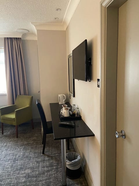 Executive Twin Room | In-room safe, desk, iron/ironing board, free WiFi