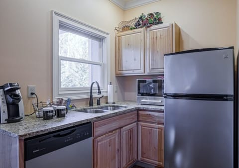 Wood Duck Suite | Private kitchenette | Fridge, microwave, coffee/tea maker, dining tables