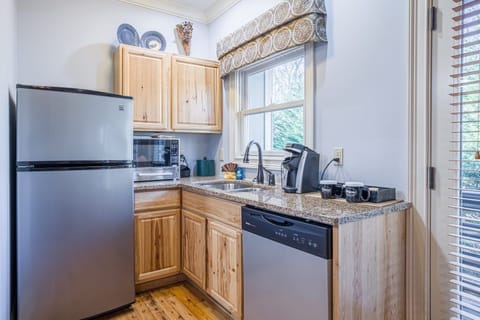 Whippoorwill Suite | Private kitchen | Fridge, microwave, coffee/tea maker, dining tables