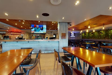 Breakfast, lunch, dinner served; international cuisine 