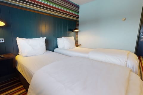 Twin Room, 2 Twin Beds | Desk, laptop workspace, blackout drapes, iron/ironing board