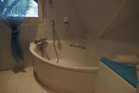 Superior Triple Room | Bathroom | Free toiletries, hair dryer, towels