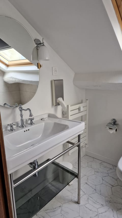 Single Room | Bathroom | Hair dryer, towels, soap, shampoo