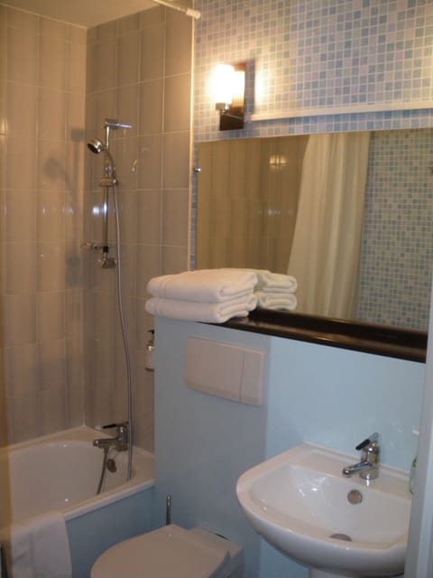 Standard Single Room | Bathroom | Combined shower/tub, free toiletries, hair dryer, towels