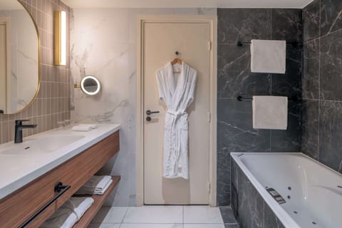 Room, 1 King Bed (Relaxation) | Bathroom | Bathtub, free toiletries, hair dryer, bathrobes