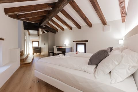 Deluxe Double or Twin Room | In-room safe, iron/ironing board, travel crib, free WiFi