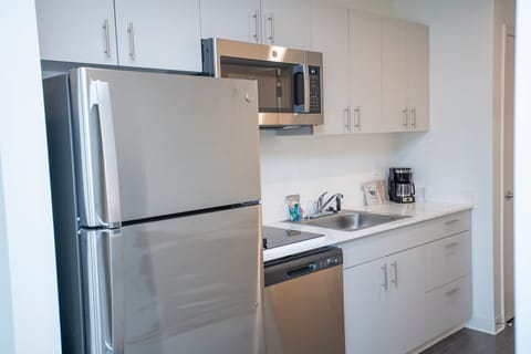 Basic Studio Suite, 1 King Bed | Private kitchenette | Full-size fridge, microwave, stovetop, dishwasher
