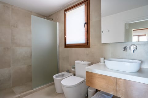 LENGA 2A | Bathroom | Shower, free toiletries, hair dryer, bidet