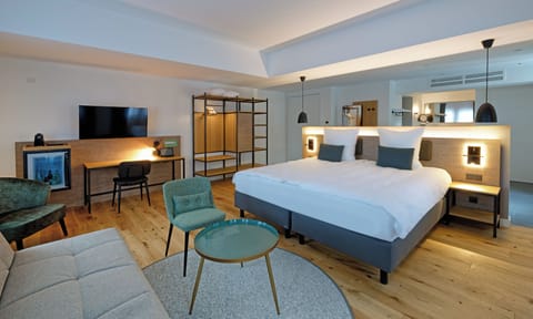 Executive Room | Hypo-allergenic bedding, free minibar, in-room safe, desk