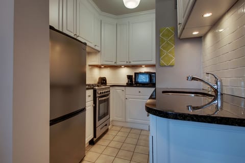 Deluxe Suite, 1 Bedroom, City View | Private kitchen | Fridge, microwave, stovetop, coffee/tea maker