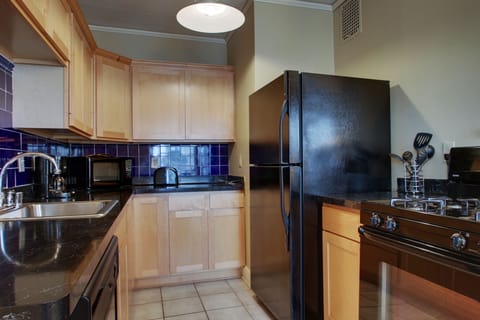 Romantic Suite, 1 Bedroom, Jetted Tub, City View | Private kitchen | Fridge, microwave, stovetop, coffee/tea maker