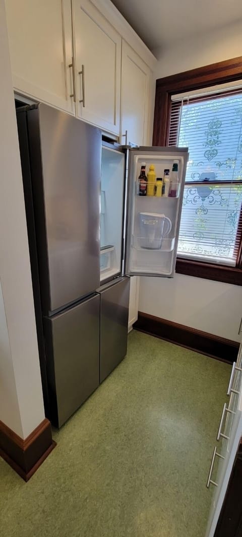 Full-size fridge, microwave, oven, stovetop