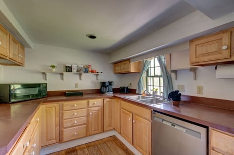 Family Cabin | Private kitchen | Microwave, coffee/tea maker