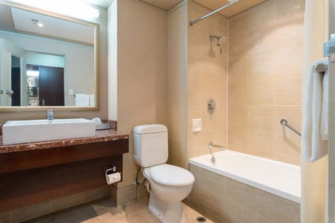 Superior Room | Bathroom | Combined shower/tub, free toiletries, hair dryer, towels