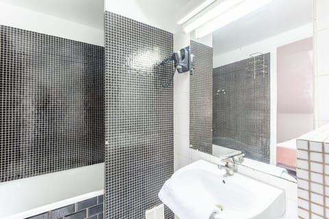 Deluxe Double Room | Bathroom | Free toiletries, hair dryer