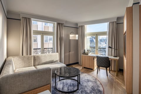 Junior Suite, 1 King Bed | City view