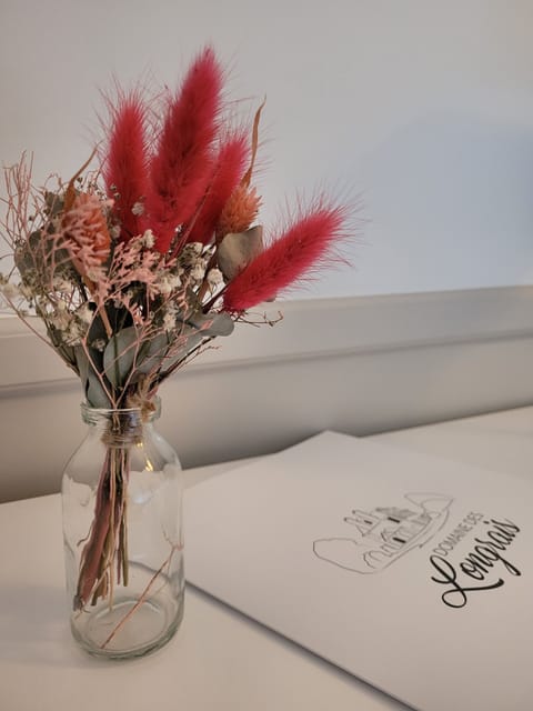 Suite de 2 chambres Les Tilleuls | Individually decorated, desk, iron/ironing board, free WiFi