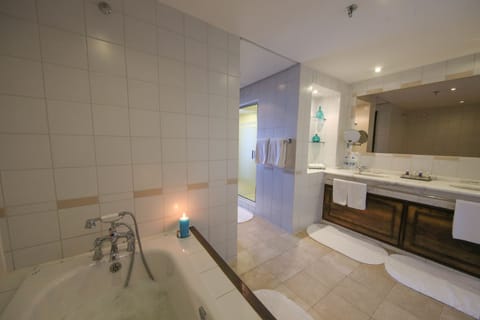 Presidential Suite | Bathroom | Combined shower/tub, free toiletries, hair dryer, bidet