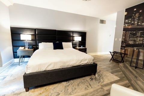 Luxury Room, 1 King Bed, Fireplace | Premium bedding, down comforters, individually decorated