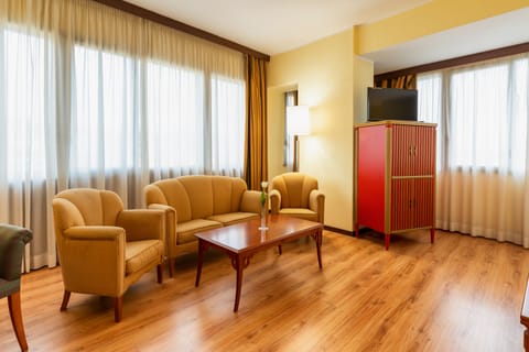 Junior Suite | Memory foam beds, minibar, in-room safe, desk