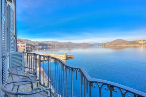 Honeymoon Apartment, 2 Bedrooms, 2 Bathrooms, Lakeside (La Dolce Vita Pied dans L' Eau) | Lake view