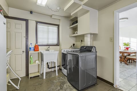 House, 4 Bedrooms, Balcony, City View | Laundry